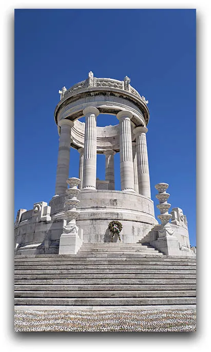 Monumento ai Caduti di Ancona situato in zona Passetto